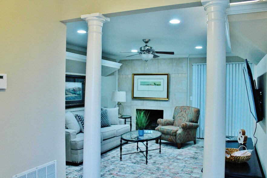 Building Photo - 7825 Renaissance Ct