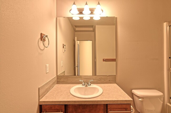 Building Photo - Spacious Townhome Near Silver Lake