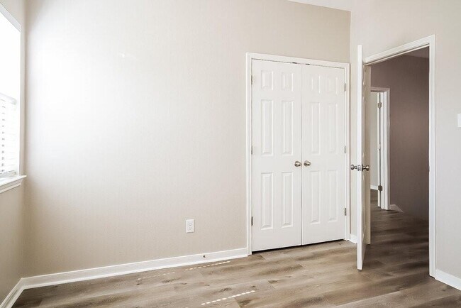 Building Photo - 2407 Lexington Park Dr