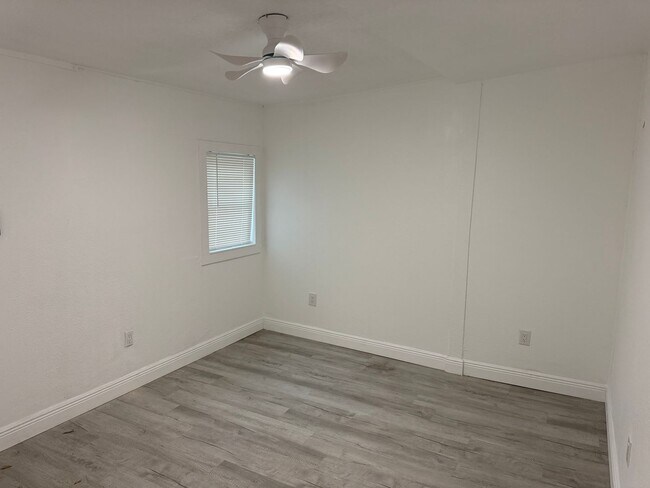 Building Photo - Charming 4-Bed Home with Bonus Room in Tampa! Landscaping/Utilities Included. Available Now!!