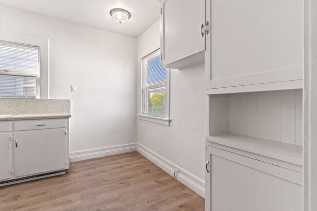 Building Photo - Charming San Leandro Cottage with Modern U...