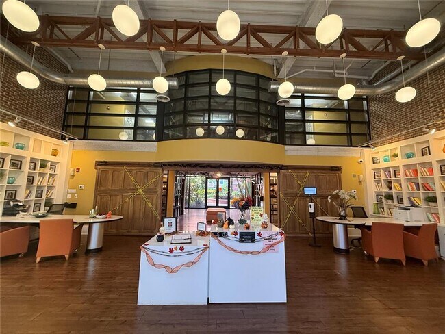 Building Photo - 911 N Orange Ave