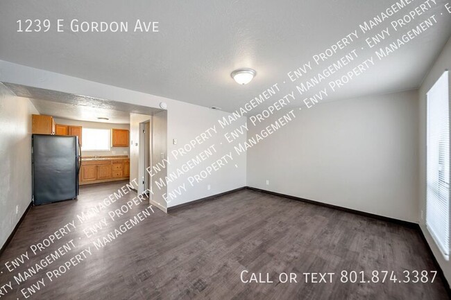 Building Photo - Cozy 2 Bed, 1 Bath Pet-Friendly Home with ...