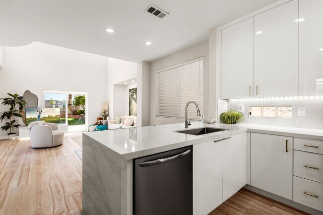 Building Photo - Beautifully Updated 3 Bedroom Southeast Ve...