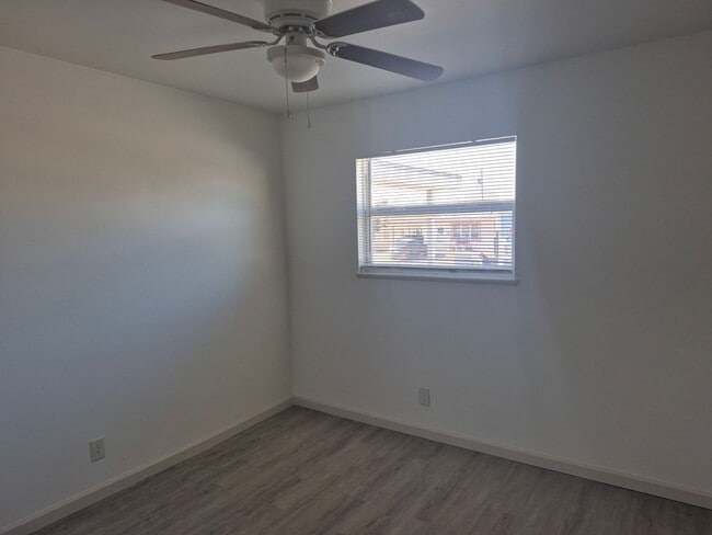 Building Photo - 4- Bedroom 1.5 bath home with over 1400sqft of living space!!