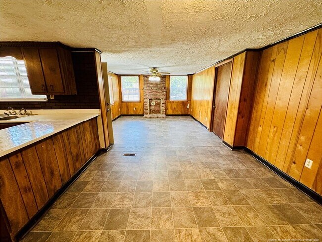Building Photo - 1003 James St
