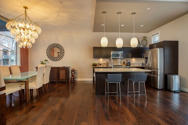 Building Photo - Modern Townhome Living in the Heart of Dow...