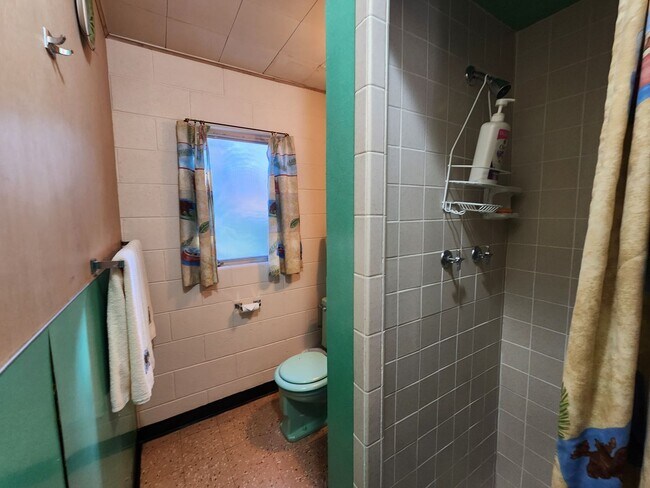 Building Photo - SKI LEASE: Close to Bus Line, Full Kitchen, 2 Living Areas