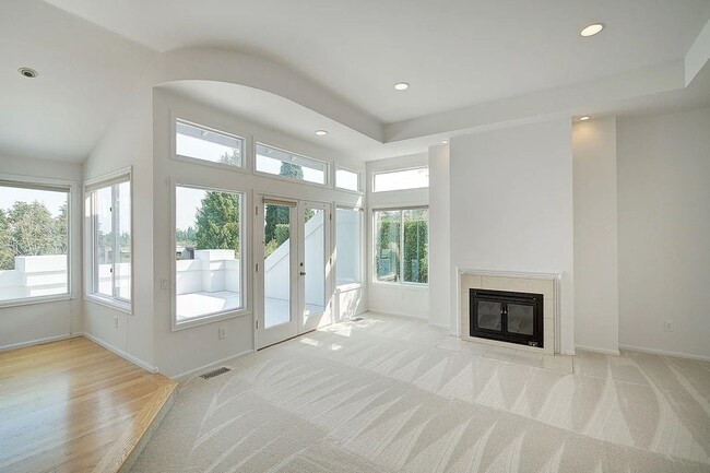 Building Photo - Clyde Hill Home