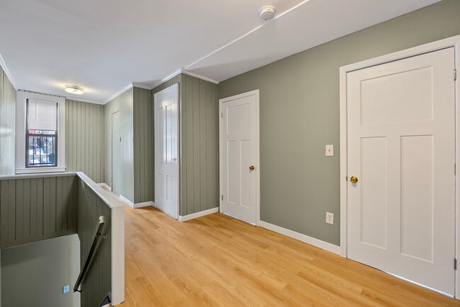 Building Photo - 904 Main St