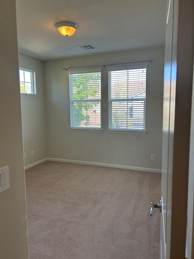 Building Photo - **READY FOR MOVE IN** Somersett Townhome