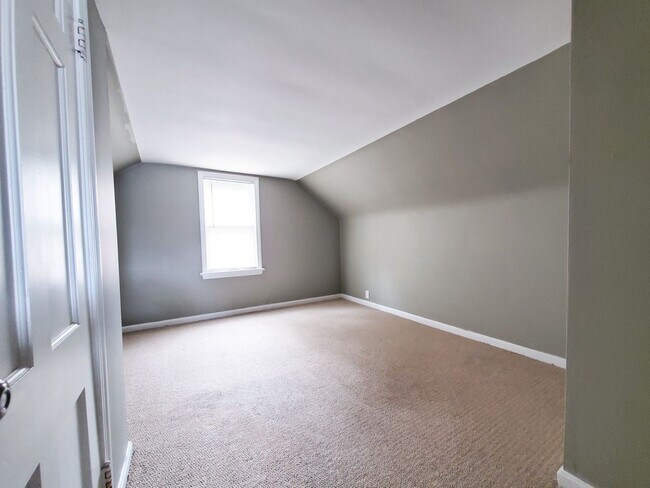 Building Photo - 4 Bed - 1 Bath Bungalow for Rent