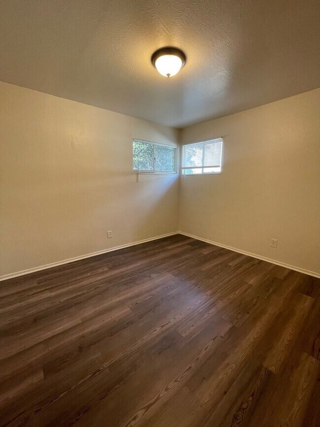 Building Photo - Gardella Duplex