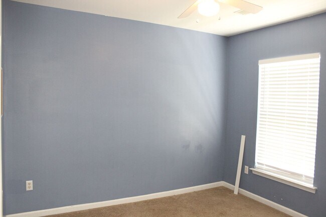Building Photo - Ranch Home w/ Privacy Fence