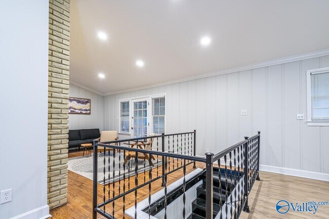 Building Photo - 702 Chambers Dr NE