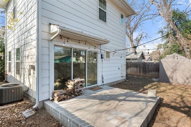 Building Photo - 1003 Fiesta St