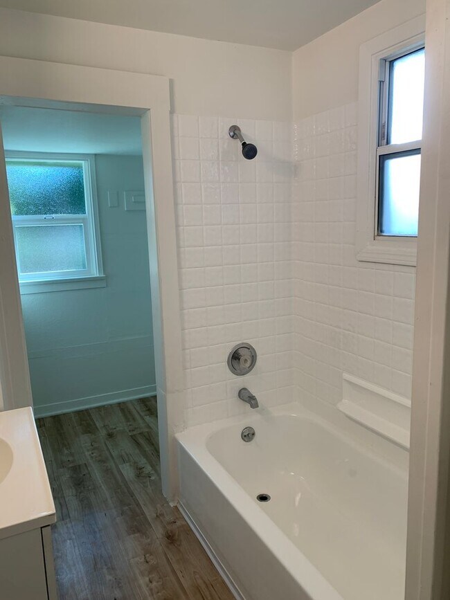 Building Photo - 2 Weeks FREE RENT! 1+1 Craftsman Cottage a...