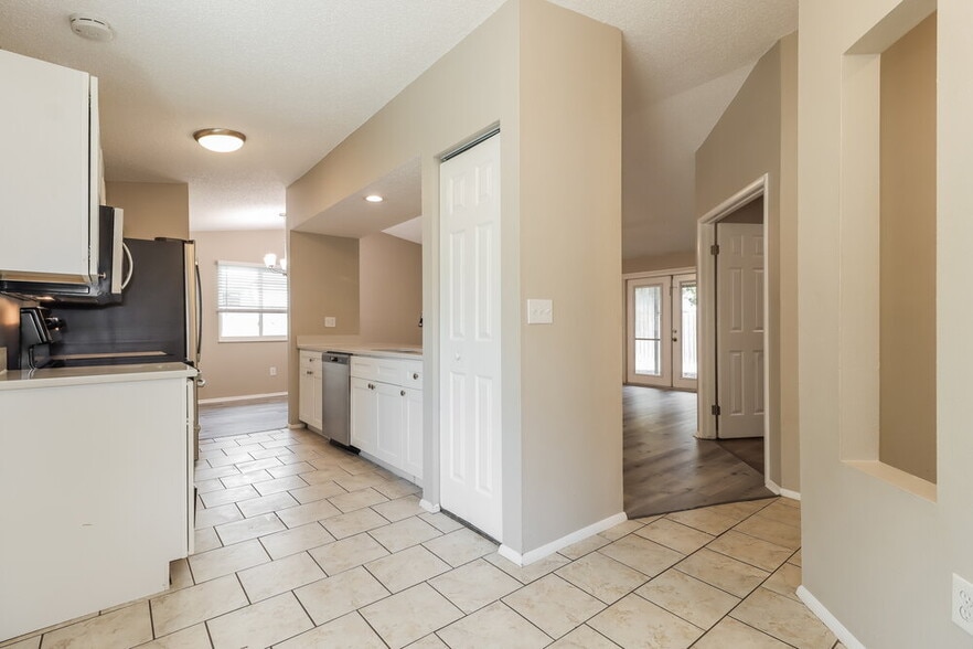 Building Photo - 633 Timber Bay Cir W