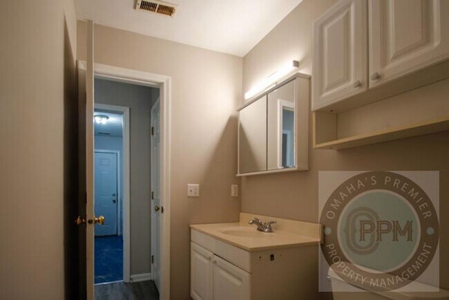 Building Photo - 2 Bed 1 Bath Home in Council Bluffs, IA