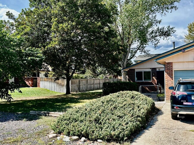 Building Photo - AVAILABLE OCTOBER! Wonderful 3 bed/2 bath ...