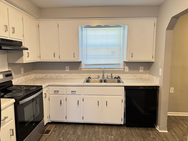 Building Photo - Great Location! 2 bed 1 bath off 101st!