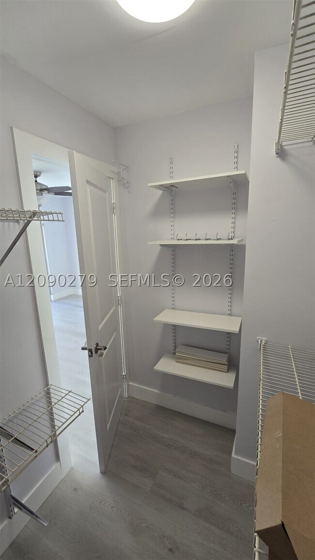 Building Photo - 1440 Brickell Bay Dr