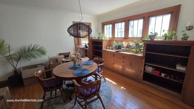 Building Photo - Spacious 3 Bed Duplex with Office + Bonus ...