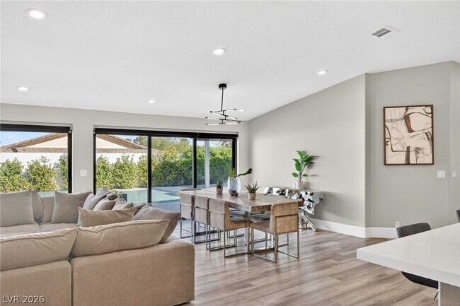 Building Photo - 363 E Robindale Rd