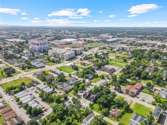 Primary Photo - 3424 Tuam St