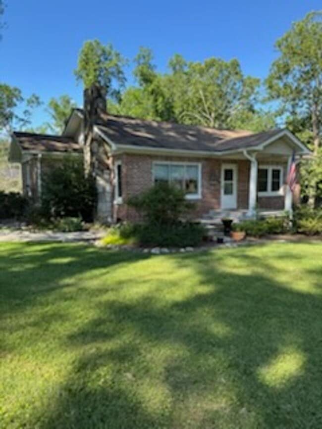 Building Photo - Beautiful 3 Bed / 1 Bath, Large rolling yard