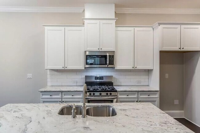 Building Photo - 611 N Main St