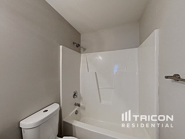 Building Photo - 851 Red Oak Tree Dr