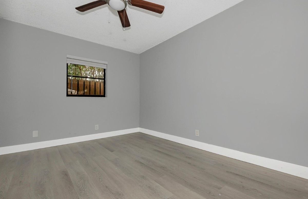 Building Photo - 161 Meadows Dr