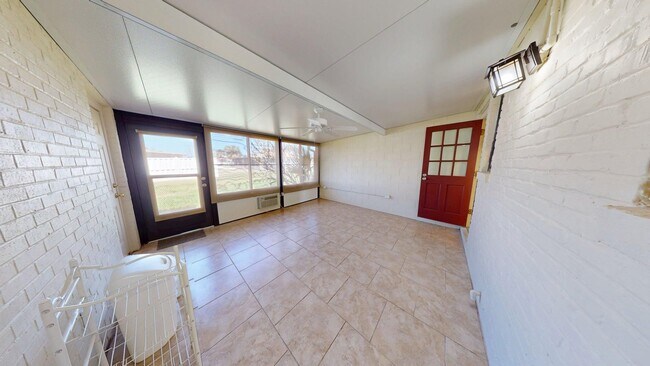 Building Photo - Great 2 bedrooms and 1 bathrooms Beach House