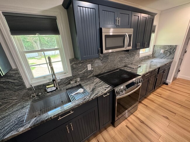 Building Photo - Beautiful Executive Home with High End Upg...