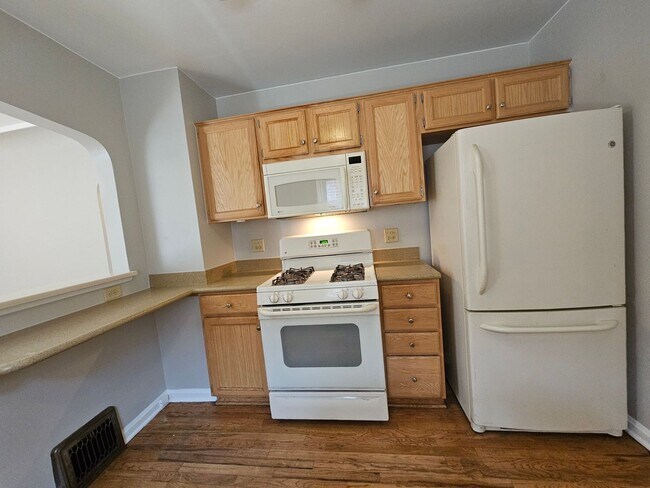 Building Photo - Alamo Placita Adorable 3 Bed 2 Bath Bungalow w/ CACH, Garage, Fenced Yard & More