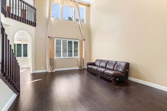 Building Photo - 1325 Camellia Cir