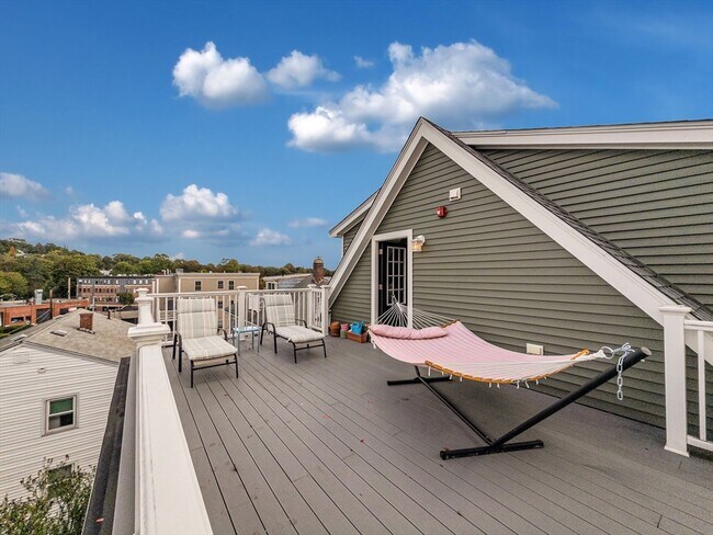 Building Photo - 19 Iona St