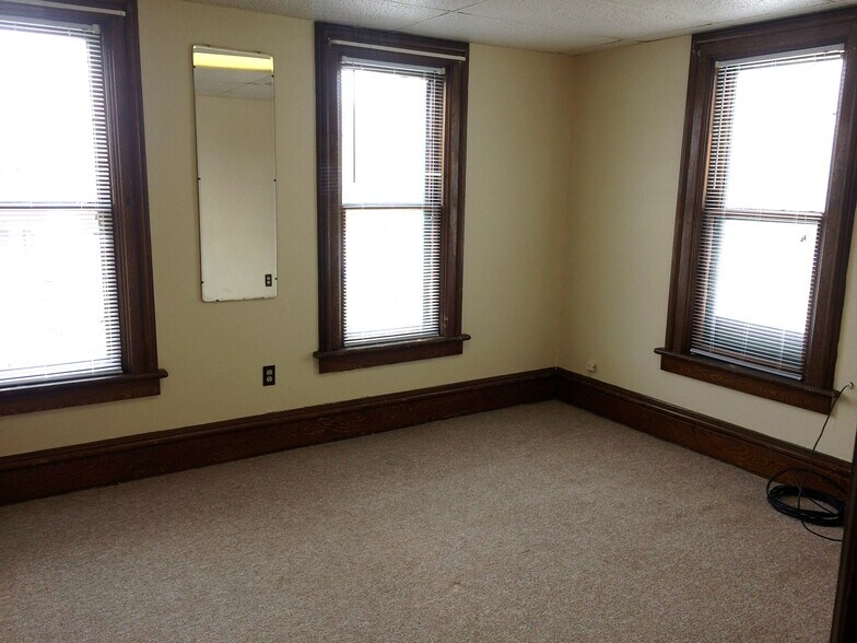 Building Photo - 106 West Paradise Street
