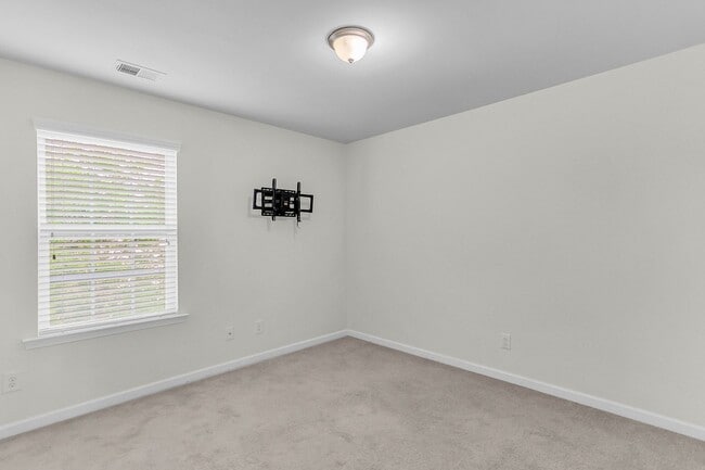 Building Photo - Spacious Summerville Home Near Historic Downtown