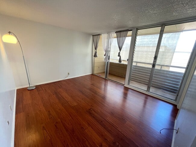 Building Photo - Well Maintained 3 Bed, 2.5 Bath Townhome i...