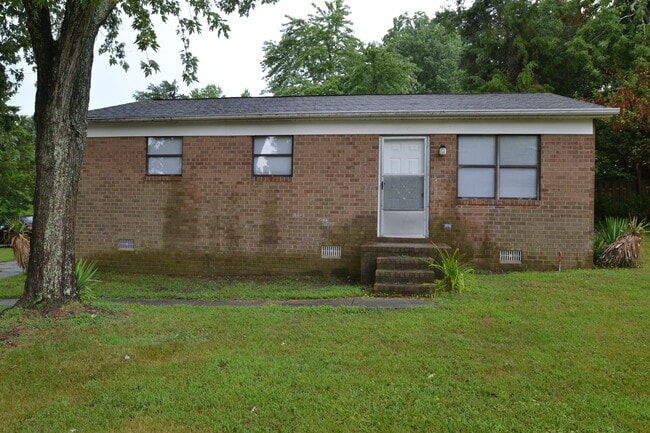 Primary Photo - 3 BR near Johnson St School!