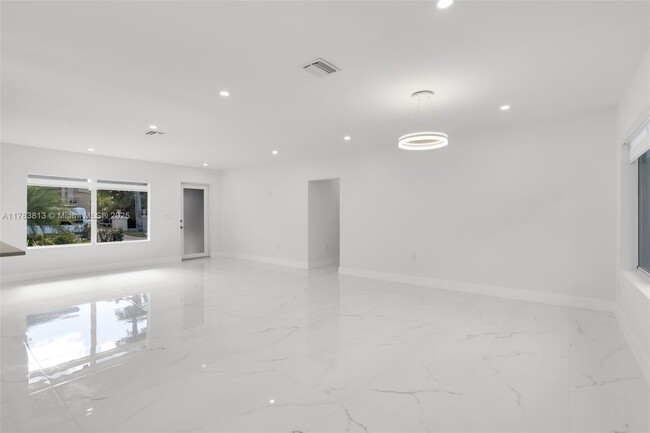 Building Photo - 7420 Beach View Dr