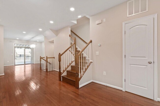 Building Photo - 102 Vista Knoll Dr