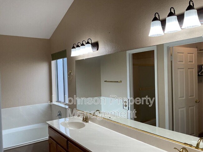 Building Photo - 516 Carrigane Way