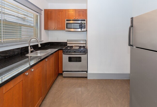 Building Photo - Beautiful 1b Apartment Located in Downtown...
