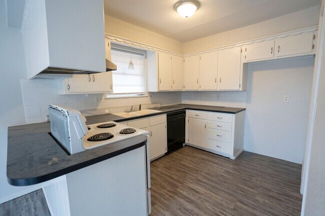 Building Photo - Spacious, Updated & Cute Home Near Lake He...
