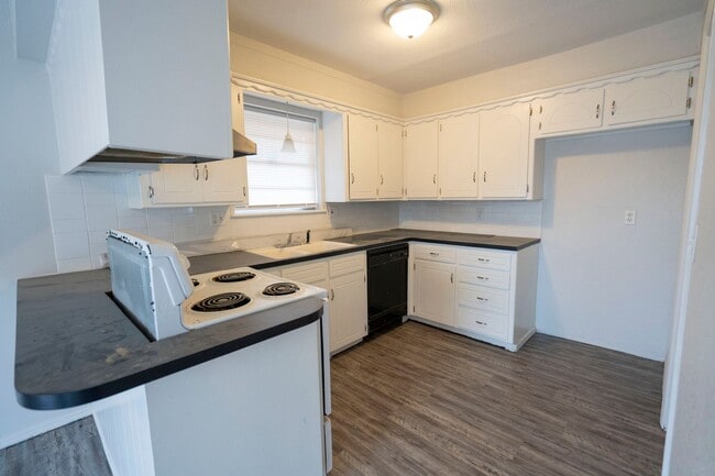 Building Photo - Spacious, Updated & Cute Home Near Lake Hefner in Close Proximity to Shopping & Dining