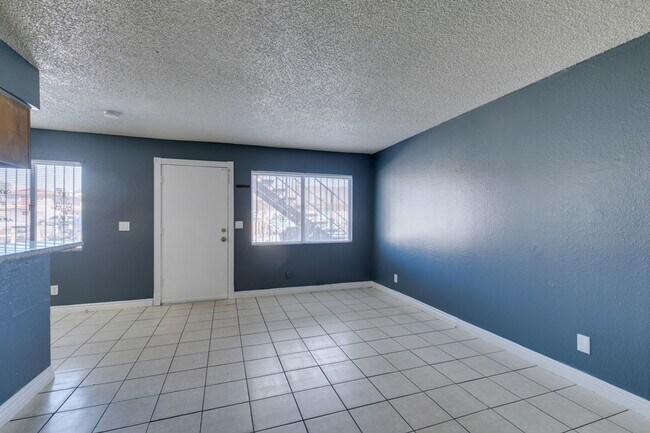 Building Photo - Charming 2-Bedroom Unit in a Well-Maintained 4-Plex!