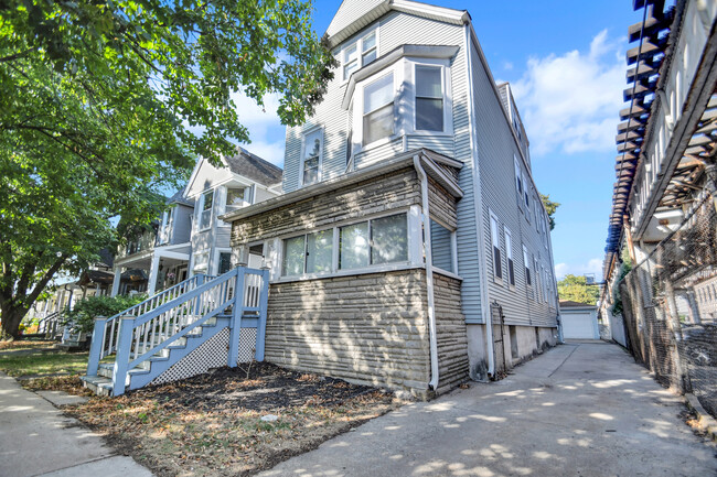Building Photo - 1820 W Belle Plaine Ave